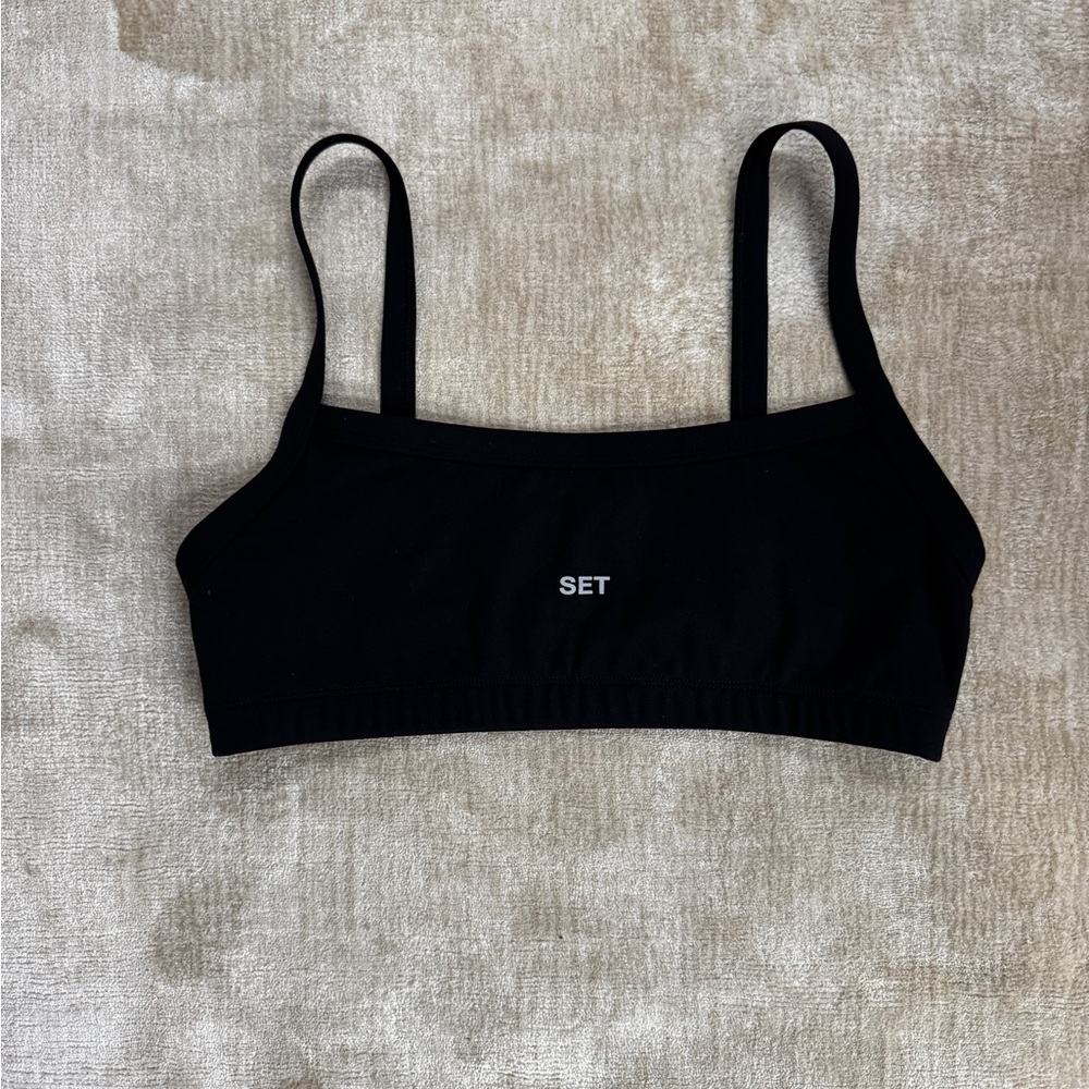 SET Active SPORTBODY® SPORTY SCOOP BRA - ONYX × 1
Onyx / M